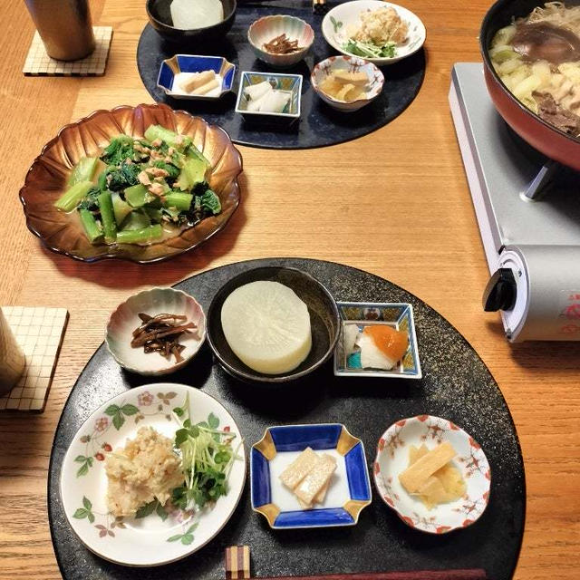 すき煮、小松菜とツナの和風サラダと小鉢6品で晩酌