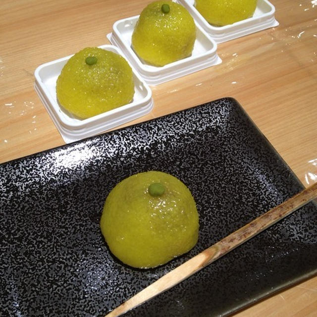 師走の和菓子「柚子餅」を作る。