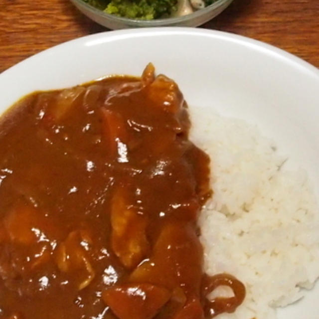 チキンカレーとアボカドとブロッコリーサラダ