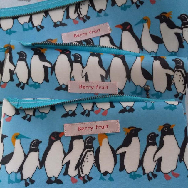 ペンギン柄ラミネートポーチ制作中と散歩