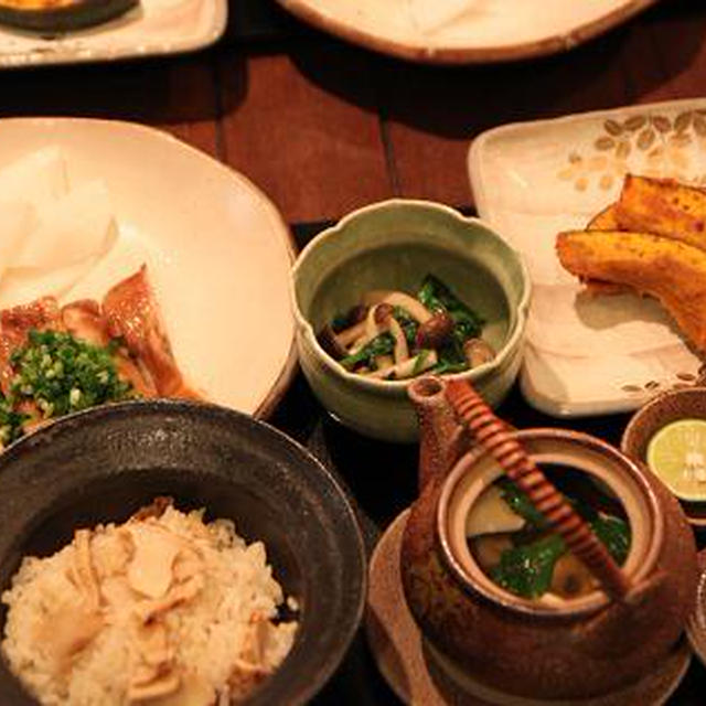 和風献立　松茸ごはん　土瓶蒸し　鶏の照り焼き　ほうれん草としめじのお浸し　かぼちゃのオイル焼き