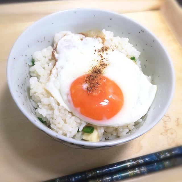 ご飯に一工夫♪目玉焼き丼