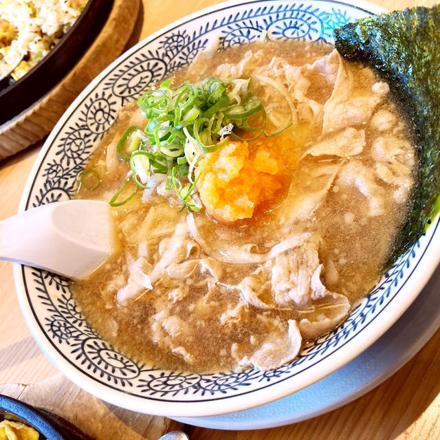 久しぶりの連休に丸源商店で肉そば食べた