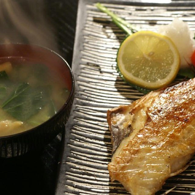 和食／晩ご飯のご紹介で焼き魚／掻き揚げ／きんぴら／烏賊キムチ奴です。／雛寿司レシピも。