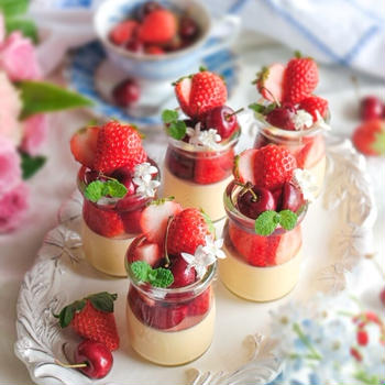 いちごとアメリカンチェリーのフルーツプリン