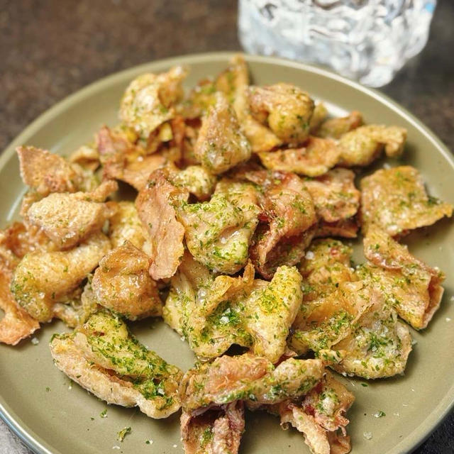 一度食べたら止まらない！パリパリ香ばしい『海苔塩鶏皮チップス』がビール泥棒すぎる♪
