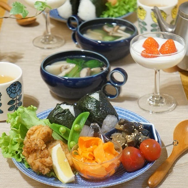 鶏のから揚げとおにぎりのワンプレート