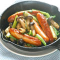 スキレットで簡単おつまみ！熱々こんがり〜小松菜としめじで和風ソーセージ焼。