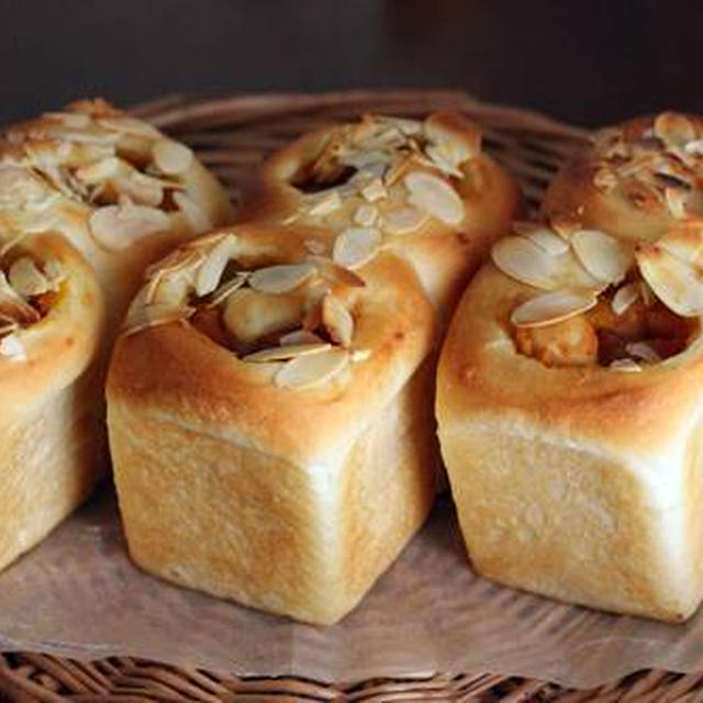 さつまいもとカラメルりんごのミニ食パン