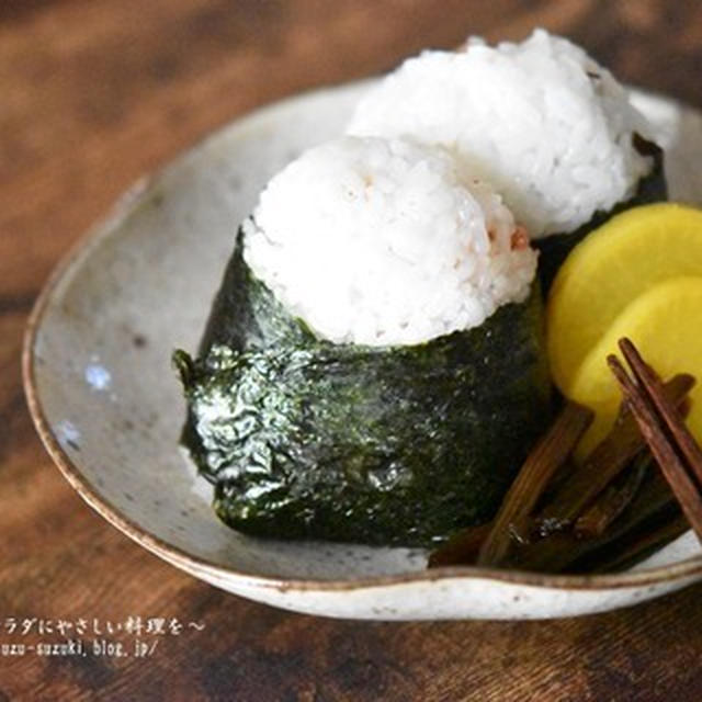 どこから食べてもおにぎりの具がある手が汚れないおにぎりの作り方