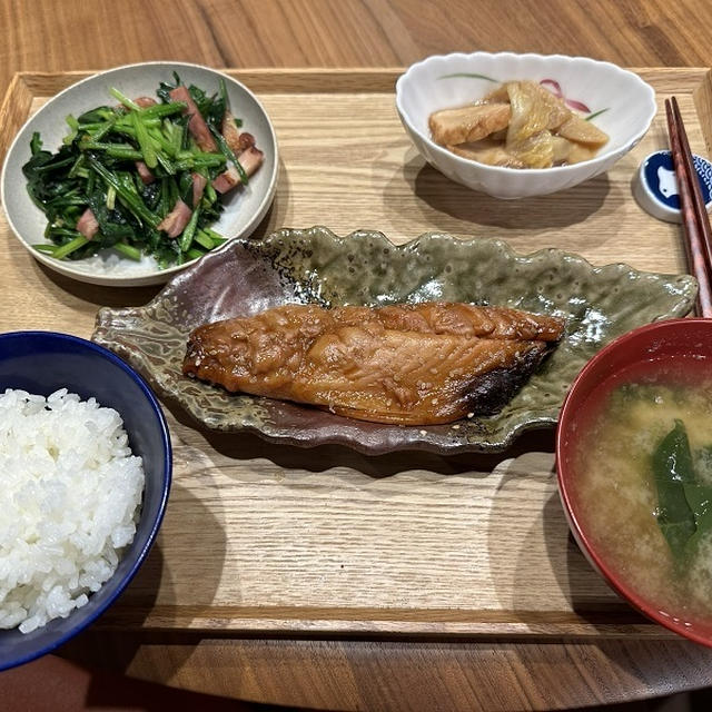 【献立】さばみりん、ほうれん草とベーコンのバターソテー、白菜とじゃがいもと魚河岸揚げの旨煮、ほうれん草のお味噌汁