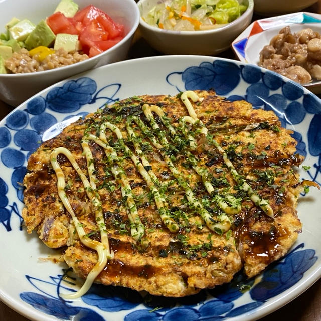 残りお好み焼き風と、アボカドとまと納豆と、鶏軟骨味焼きと、浅漬け。