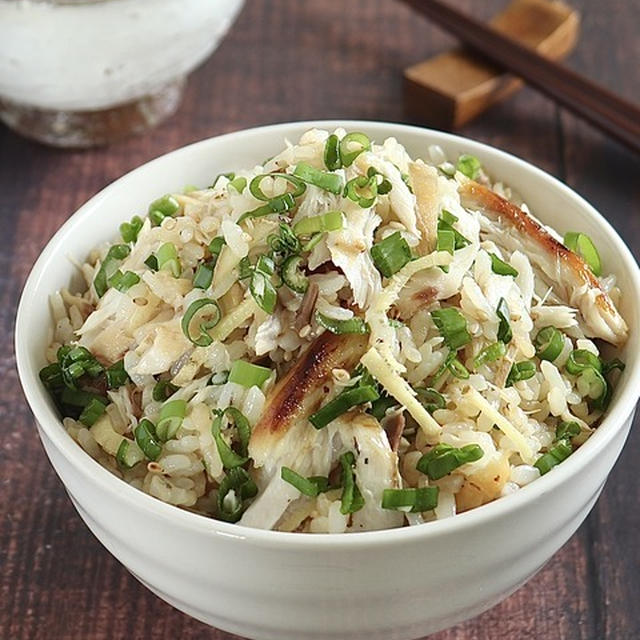 混ぜ込んでご飯だけで骨強化！【焼きサバと生姜の混ぜごはん】