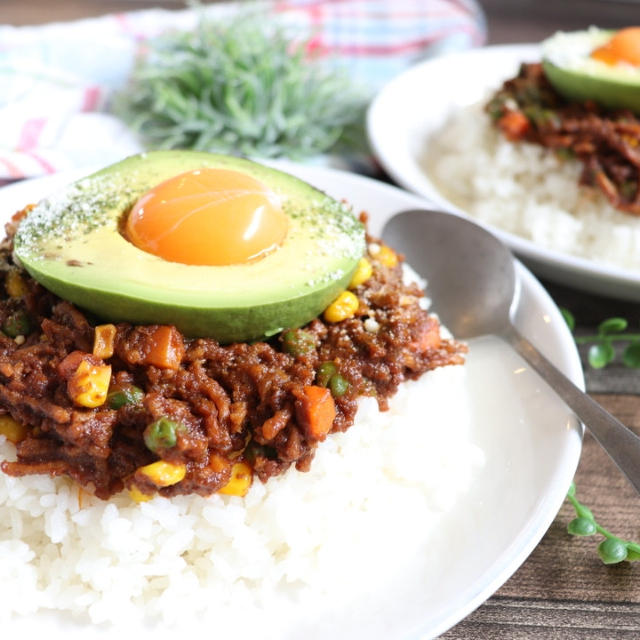 包丁なし＆レンジで一発！アボカドで見た目も映えな「カフェ飯風キーマカレー」