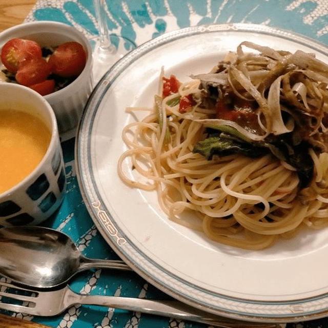 牛肉とほうれん草とトマトパスタ　ごぼうのせ