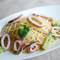 夏にピッタリレモン香るイカとブロッコリーのパスタ♪材料たった４つ！