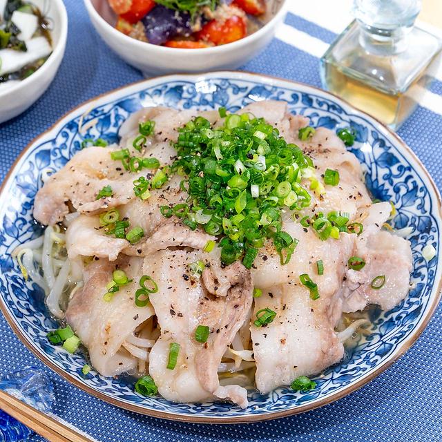レンジでラクうま❣️もやしと豚バラのごまポン酢がけ