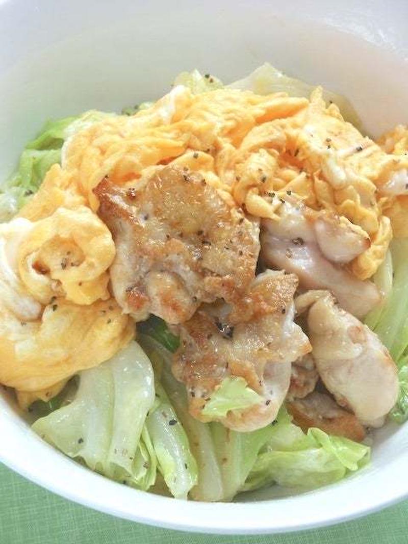 フライパンでパパッと簡単ごはん！春キャベツと鶏もも肉のふんわり玉子丼。