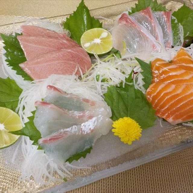 重陽の節句に頂く、菊酒、お造り。菊を添える食卓。