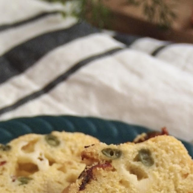 コーンミールでサクサク♪野菜とチーズののケーク・サレ