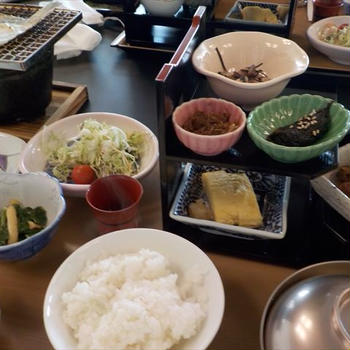 鳥羽味覚のお宿での朝食は和食膳と部屋から望める日の出