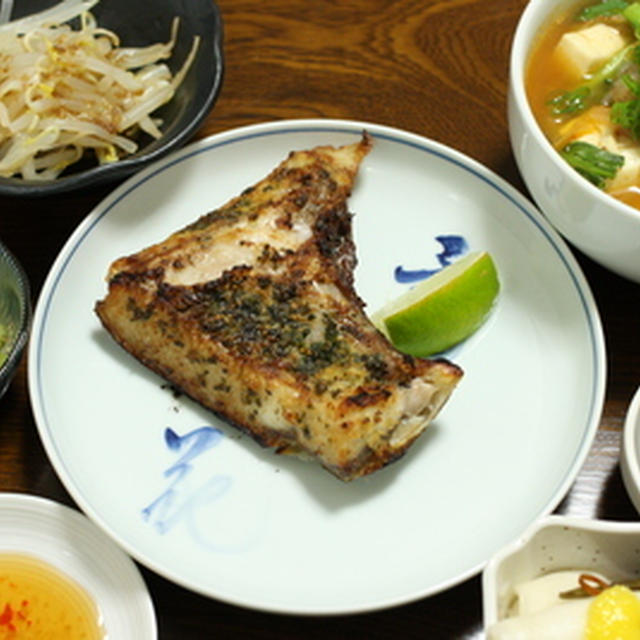 嘘ビールに合わせるために「ぶりかまのエスニック風」