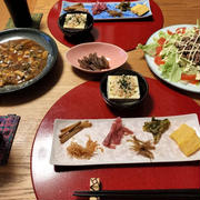 麻婆茄子エリンギピーマン、鯖缶サラダ、小鉢7品といぶりがっこで晩酌