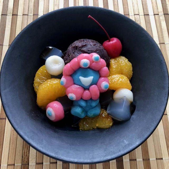 ミャクミャクの白玉あんみつ