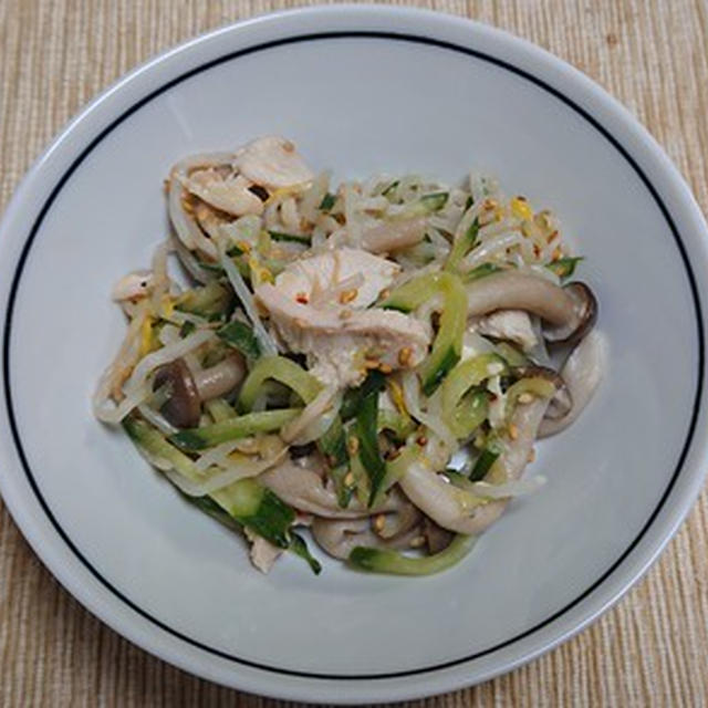 蒸し鶏ともやしとキュウリのごまだれ和え