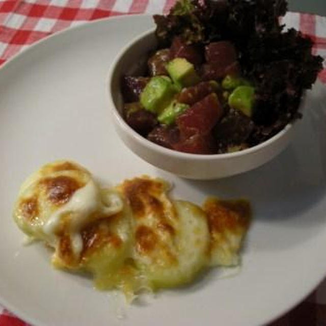 ポテトのチーズ焼きとマグロのサラダ