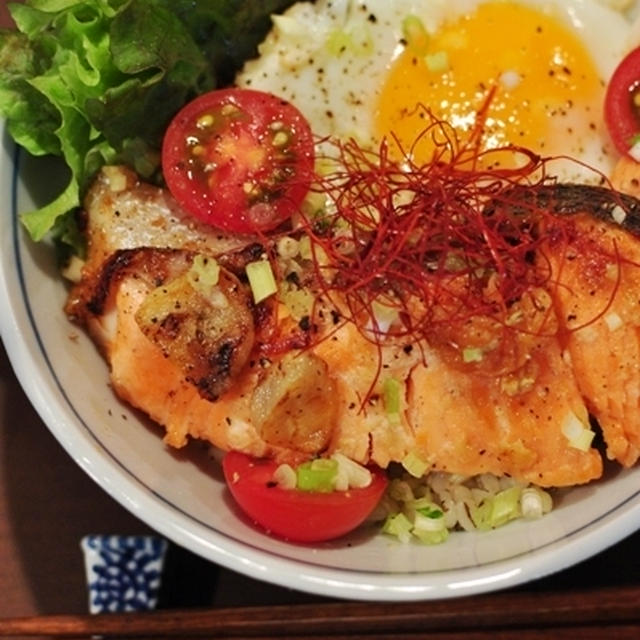 サーモンのガーリック塩麹ソテー丼