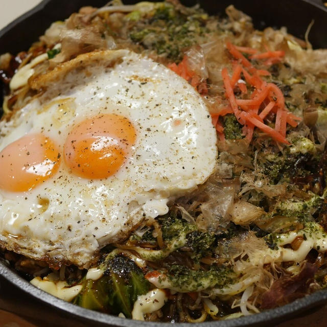 【レシピ】お家で食べる屋台の味「目玉焼きのせ焼きそば」