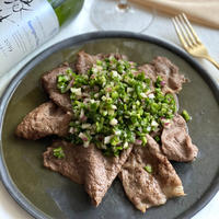 絶品！宮崎牛もも肉で焼肉。ピーマンとししとうのグリーンサルサソース