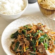 カロリーも食費も節約できてお得☆2大節約食材をフル活用”糸こんにゃくでチャプチェ風”献立