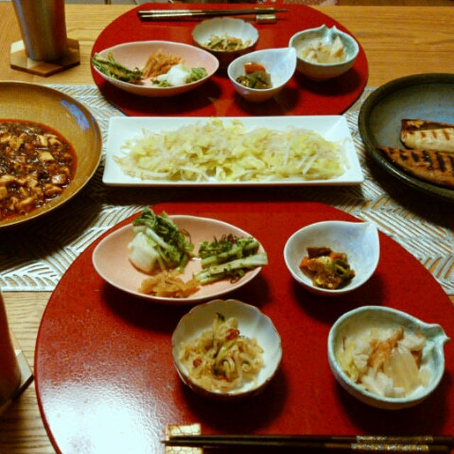 ダンナごはん。焼さばと麻婆豆腐と蒸しきゃべつに作り置き小鉢。