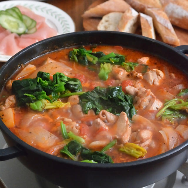 主誕生日ごはん。（寒い日に決まったものは？）鶏肉たっぷりトマト煮込み鍋。