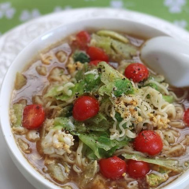 ｲﾝｽﾀﾝﾄdeﾄﾏﾄとﾚﾀｽたっぷりﾗｰﾒﾝ　☆　あの１本桜・・・♪