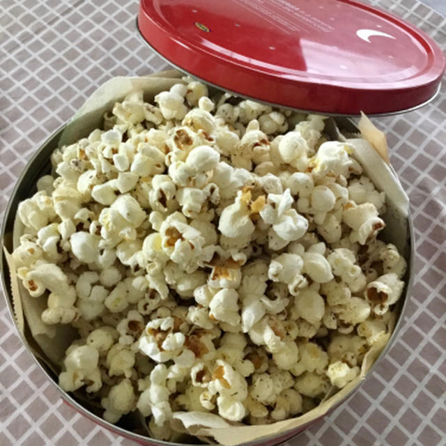 缶いっぱい作るポップコーン