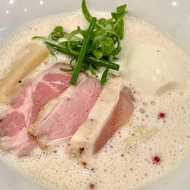 縁乃助商店　まろやか鶏白湯そば ふわふわなスープ　たっぷりチャーシュー