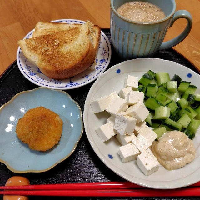 豆腐ときゅうりの胡麻マヨサラダとささみカツ