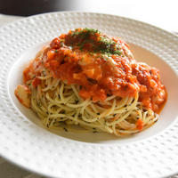 バジルをからめたパスタのフレッシュトマトソース。ドライハーブをふんだんに使った簡単ランチ。