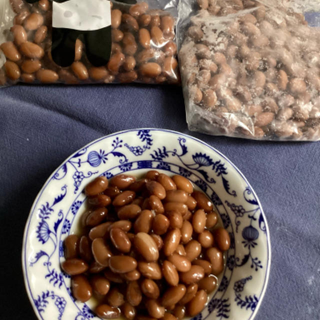 赤いんげん豆を炊く、茹でたのと甘いの２つ