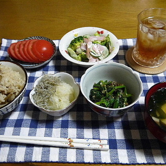 【夕食】鶏ごぼうごはん・ブロッコリーのサラダ・ほうれん草のおひたし…