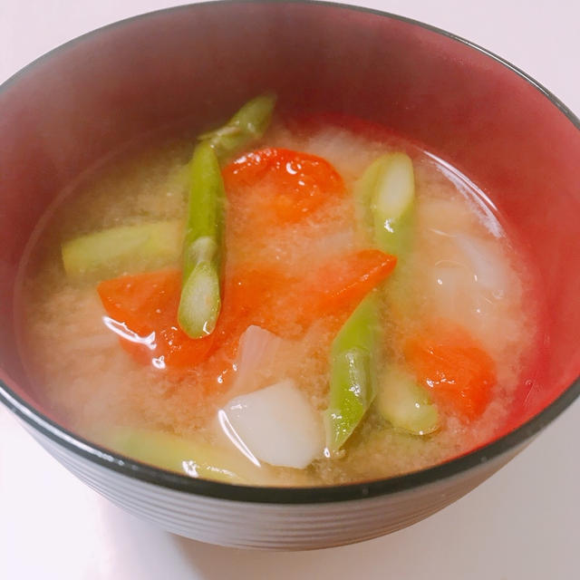 じゃがいも ･ アスパラ ･ トマト の味噌汁