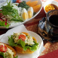 【朝ご飯は　ミルク＋焼きトマトのバターロールサンド／生野菜／コーヒー】