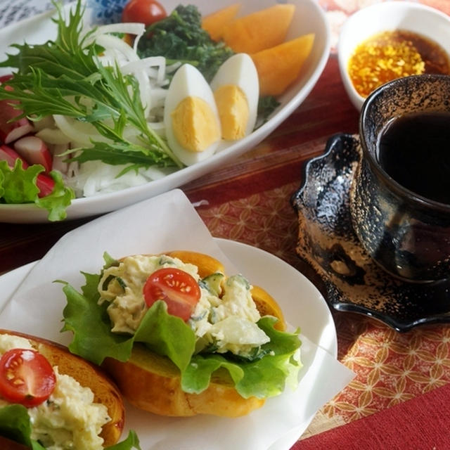 【朝ご飯は　ミルク＋焼きトマトのバターロールサンド／生野菜／コーヒー】