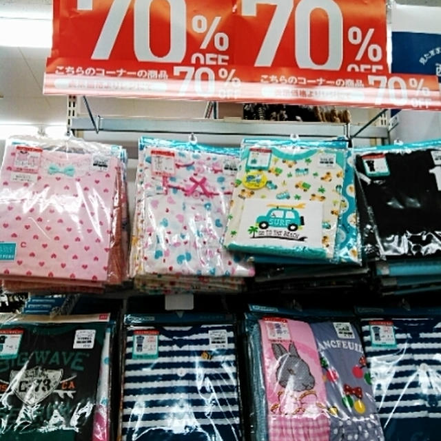 夏物70％OFFをしてる西松屋