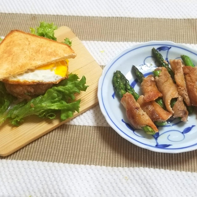 豚つくね照り焼きサンドイッチとアスパラの肉巻き