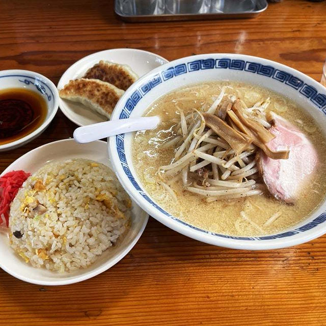 まんぷくセットを食べる（並）〜味噌ラーメン・炒飯・餃子2個〜