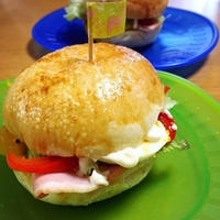 ハムと玉子とパプリカのサンドイッチ朝ごはん☆